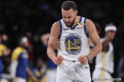 华体会登录-美国男篮鏖战勇士，浓眉三分雨点燃全场