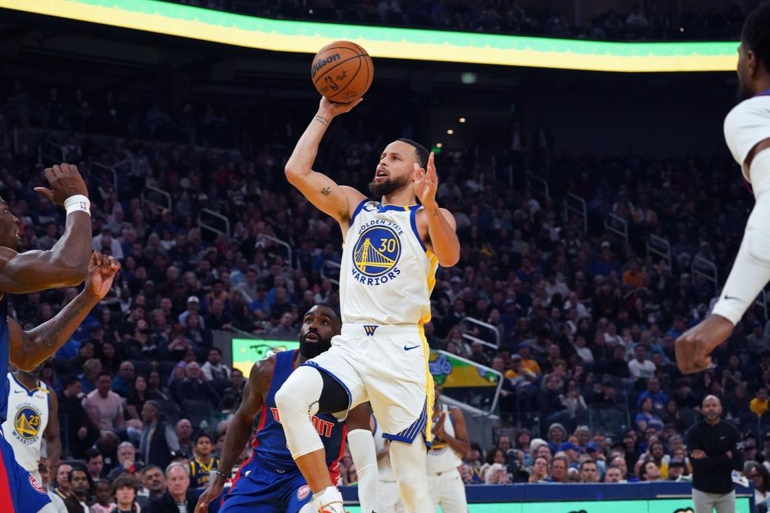 勇士主场胜活塞，库里表现抢眼