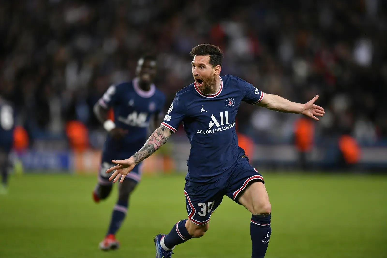 里昂客场完胜,继续保持领先位置 里昂客场完胜,继续保持领先位置