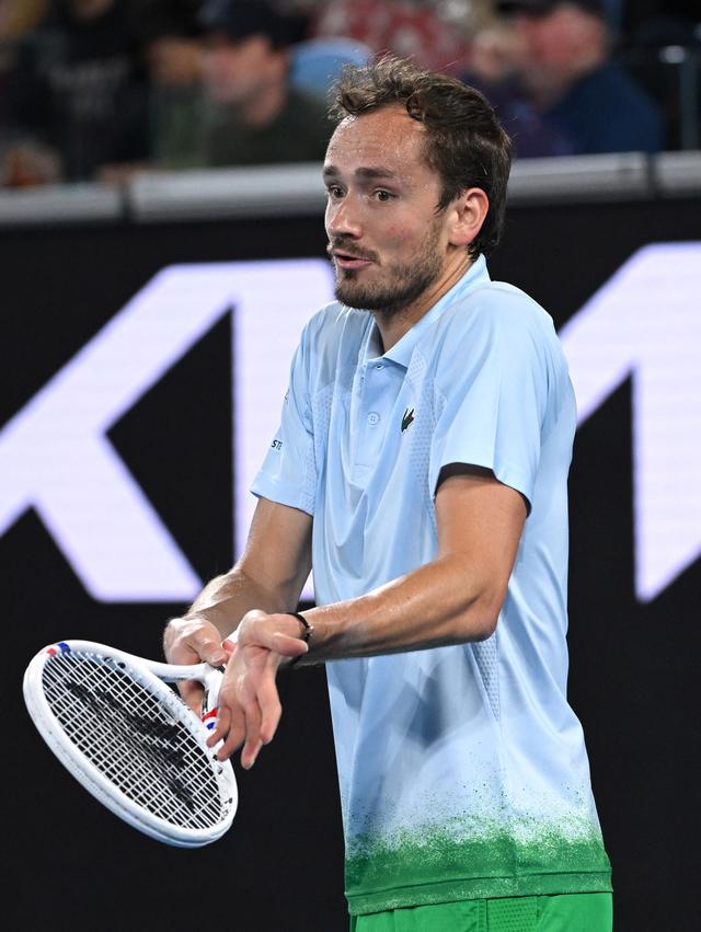 西班牙网球队轻取英国网球队，梅德韦杰夫绝境逆转